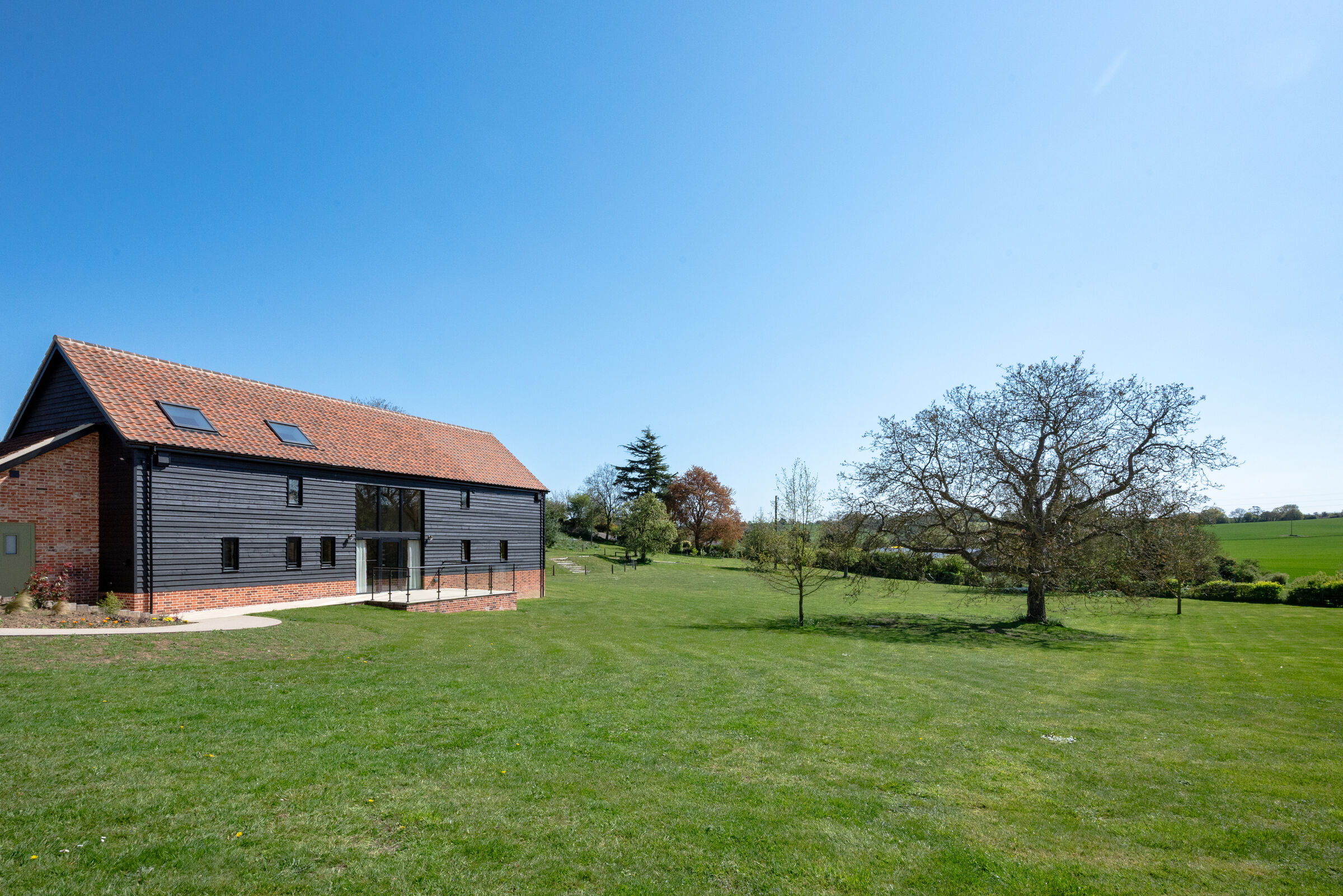 Side view of the black-clad barn